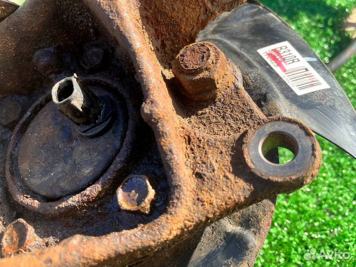 Кулак задний правый в сборе трос Rav4 xa40 xa45