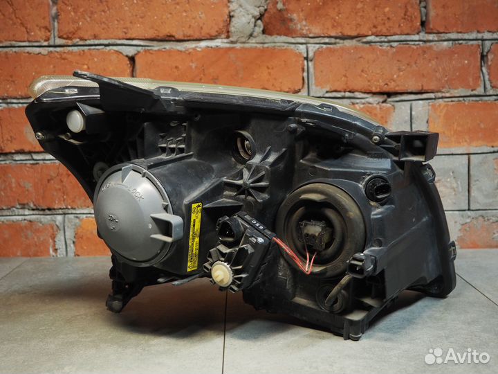 Фара левая Тоyota Avensis 2