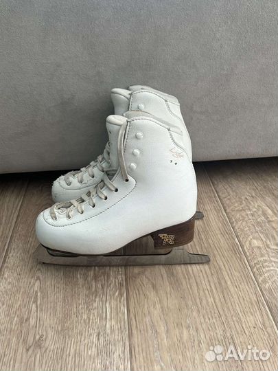Фигурные коньки risport