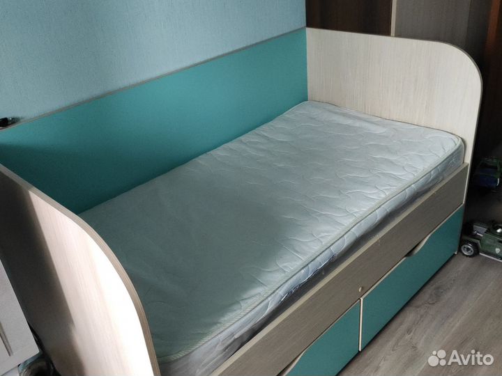 Детская кровать с двумя выдвижными ящиками