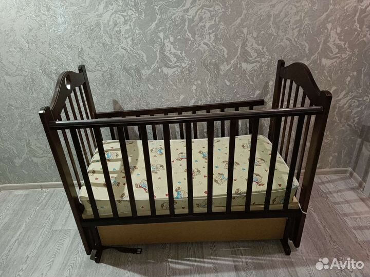 Детская кроватка с маятником и ящиком