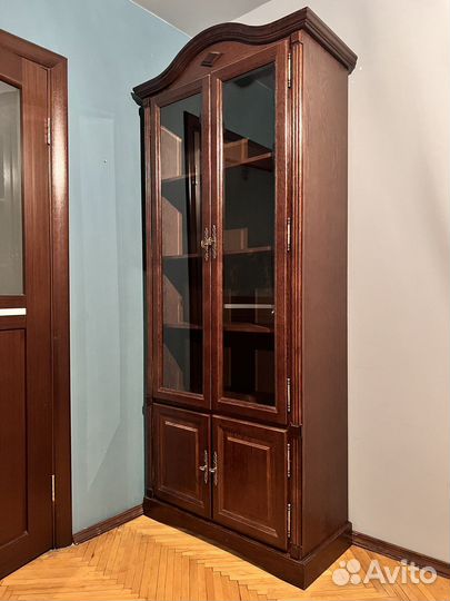 Книжный шкаф