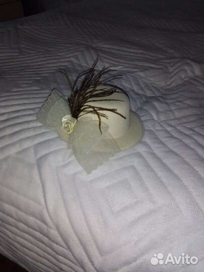 Шляпка на заколках, платье