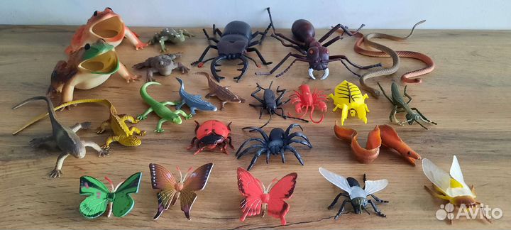 Разные игрушки: насекомые, животные, динозавры