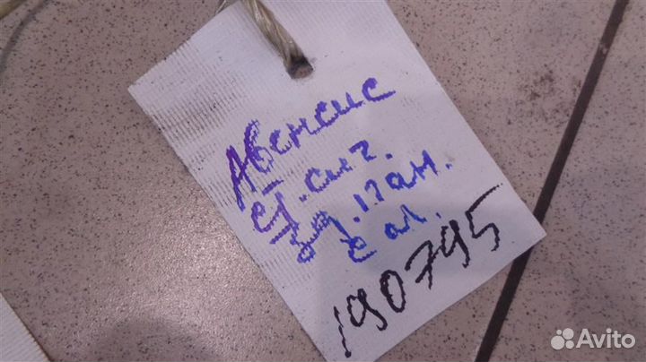 Фонарь дополнительный стоп сигнал Toyota Avensis