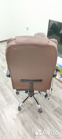 Компьютерное кресло с подножкой и массажем
