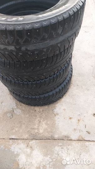 Bridgestone Ice Cruiser 7000 215/65 R16