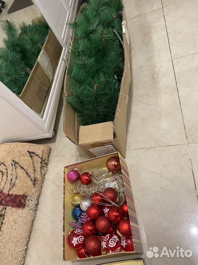 Елка с игрушками и гирляндой