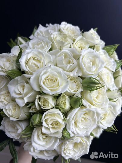 Букет невесты из белых кустовых роз