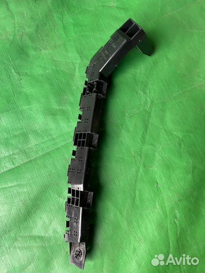 Крепление бампера заднее левое Honda Vezel RV6