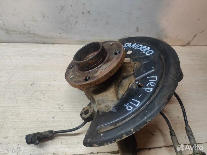 Кулак передний правый Renault Sandero 2