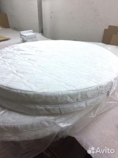 Круглый матрас новый на круглую кроватку+простыня
