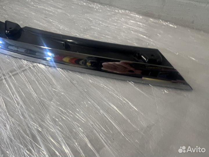 Накладка (ресничка) правой фары к VW Passat B8