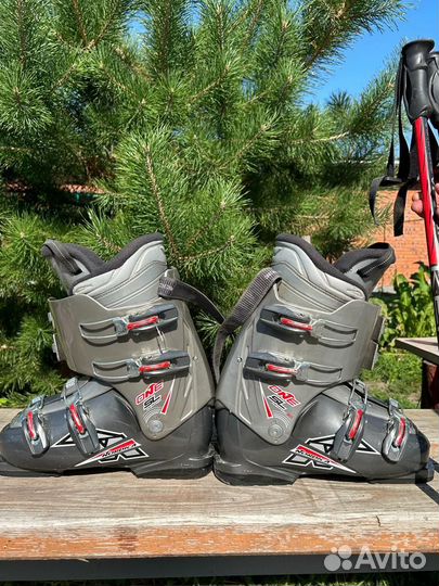 Горнолыжные ботинки и палки