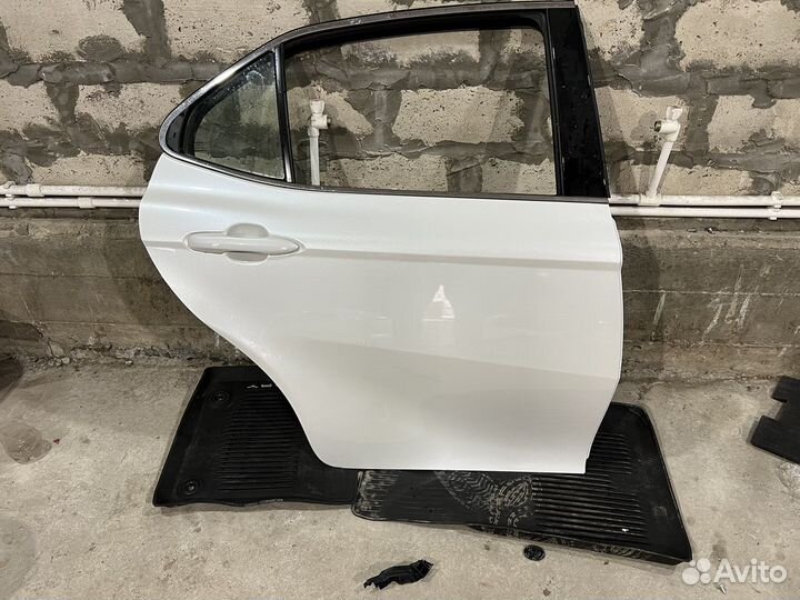 Задняя правая дверь 089 Toyota camry v70