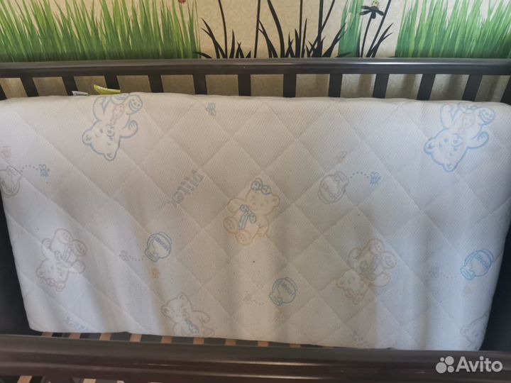 Детская кроватка с маятником и ящиком