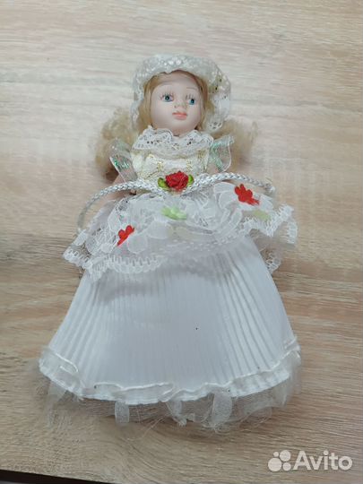 Кукла фарфоровая