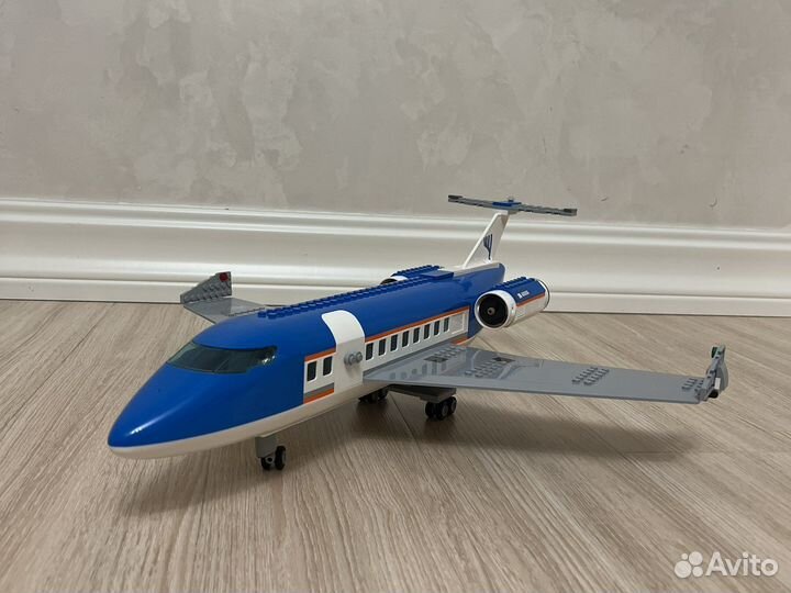 Самолет из лего