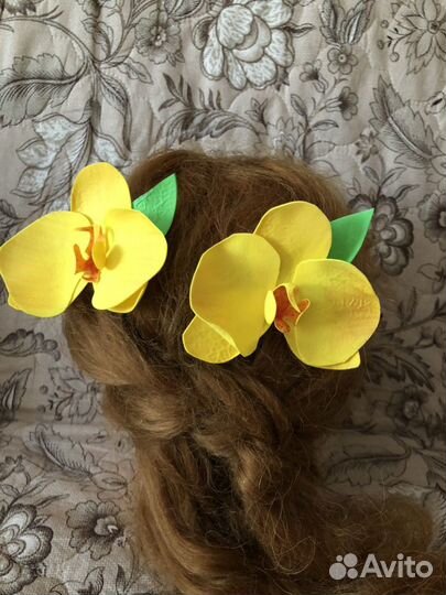 Из фоамирана. можно сделать как на резинку, заколк