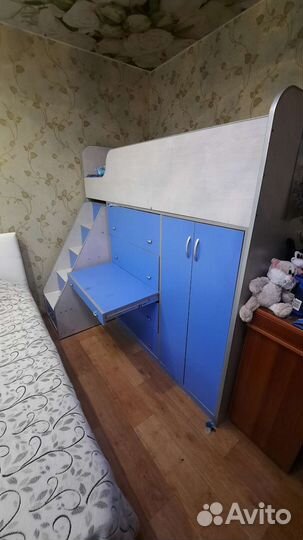 Детская кровать чердак со столом и шкафом