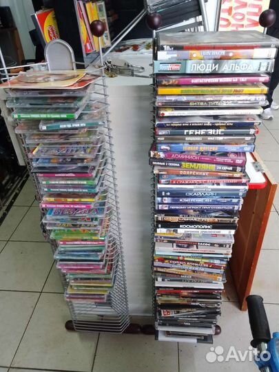 Компакт диски разных форматов и жанров