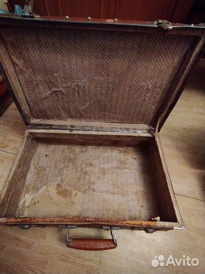 Чемодан оооооочень старенький