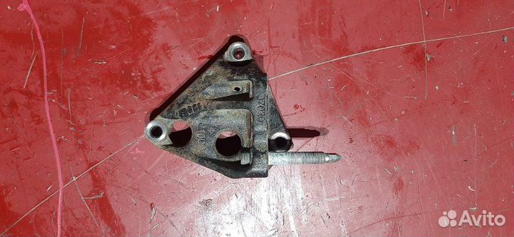 Кронштейн опоры двс правый Toyota Rav4 XA30