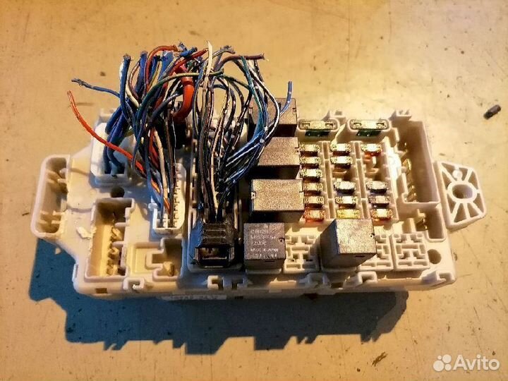 Блок предохранителей Mitsubishi Airtrek CU2W