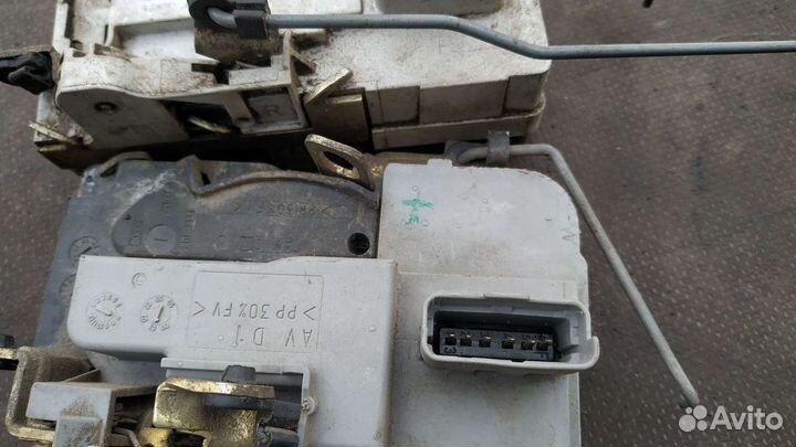 Замок двери передней правой Пежо 206