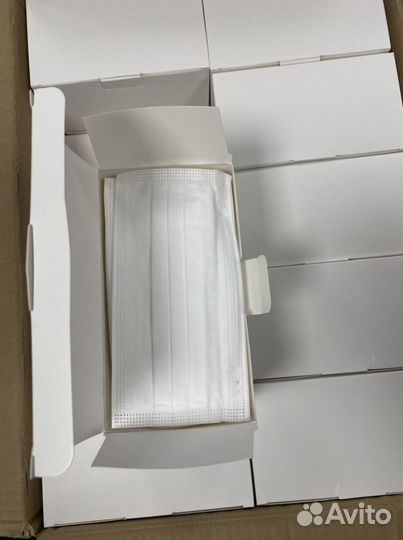 Белая маска для лица трехслойная защитная