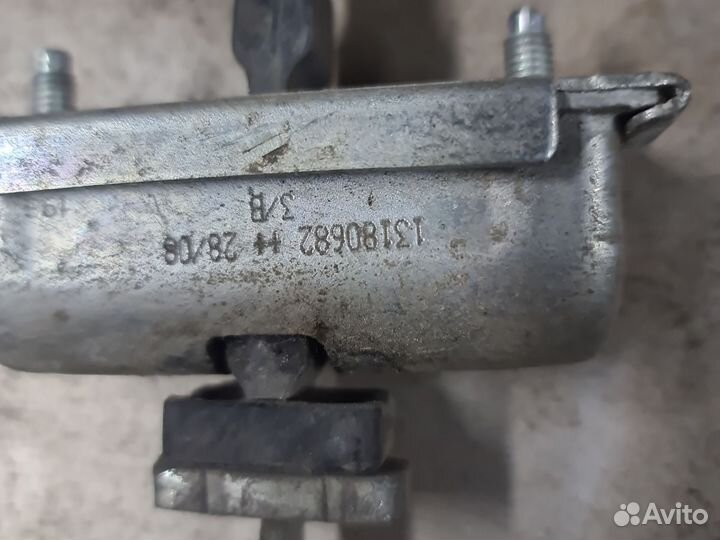 Ограничитель двери Opel Corsa D