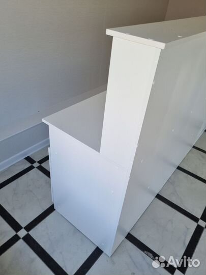 Шкаф-витрина и стол ресепшен