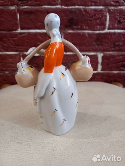 Фарфоровая статуэтка (девушка с грибами, Полонне )