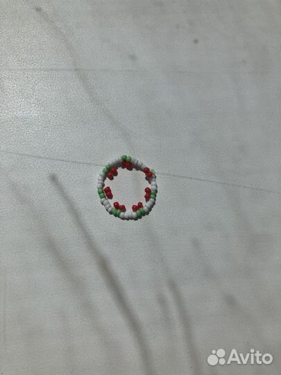 Колечко из бисера вишенки