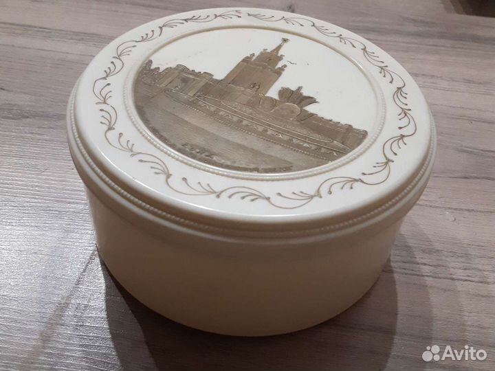 Винтажная пластиковая коробка