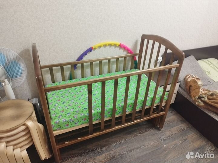 Детская кроватка с маятником