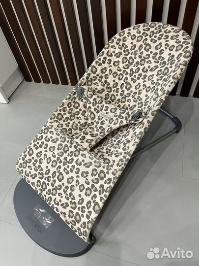 Шезлонг babybjorn с игрушкой