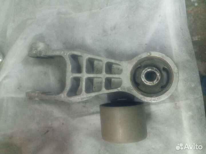 Опора (подушка) двигателя задняя Опель Корса С