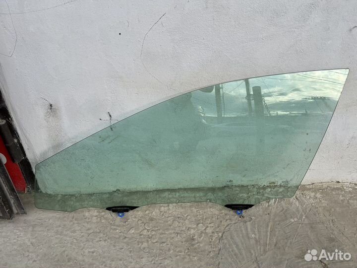 Стекло двери Camry v70 переднее левое