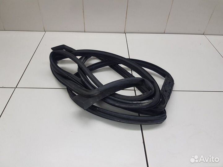 Уплотнитель передней правой двери (Geely Coolray)