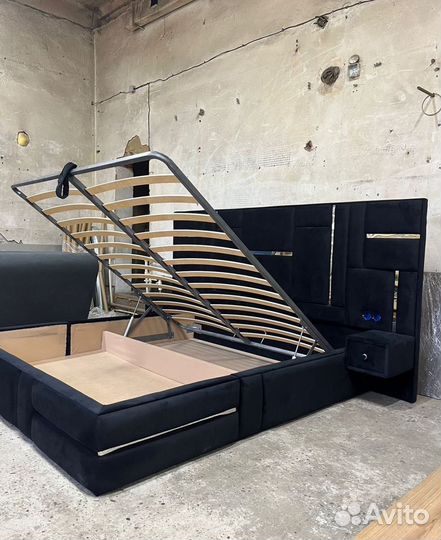 Кровать двухспальная, кровать с мягким изголовьем