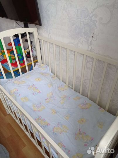 Детская кроватка с продольным маятником