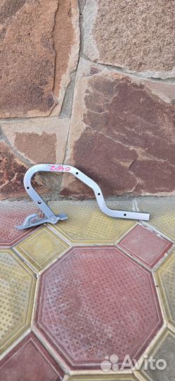 Петля крышки багажника