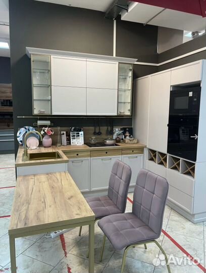 Кухонный гарнитур выставочный образец