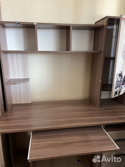 Ученический стол и шкаф