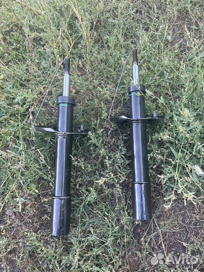 Передние стойки на renault logan 2