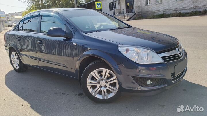 Opel Astra 1.6 МТ, 2011, 200 000 км