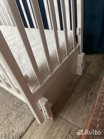 Кровать детская с маятником