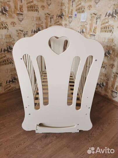 Детская кроватка с маятником и ящиком