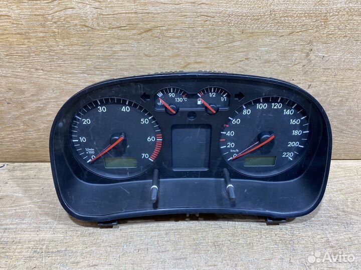 Панель приборов Volkswagen Golf 4 бензин 112710